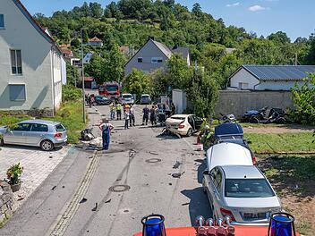 14-Jähriger Fahrer verursacht Massencrash mit Schwerverletzter: Acht beschädigte Autos im Wohngebiet