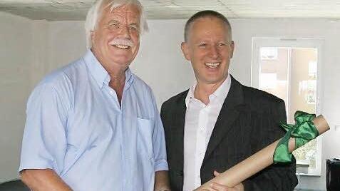 Architekt Peter Keidel (links) überreicht dem Investor Raimund Stark die neueste Bodenrichtwertkarte der Stadt Bamberg.  Foto: Baier