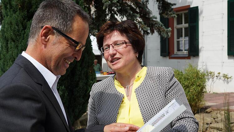 Bürgermeisterin Patricia Schießer überreicht Gerhard Lieb die Siegerurkunde.