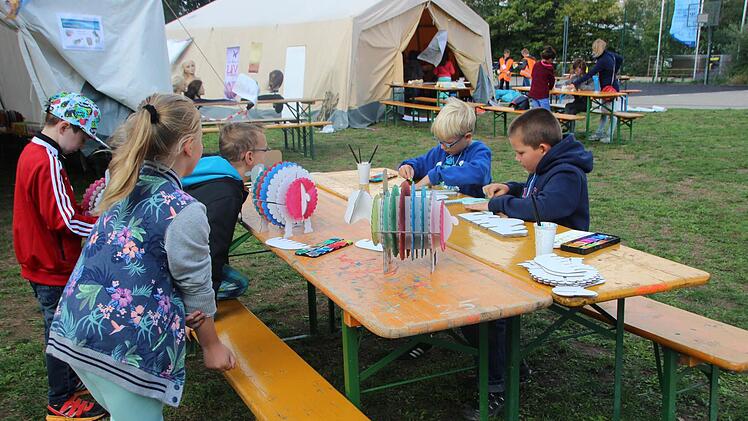 Bunte Dinosaurier und Schafe aus Pappe, können in Mini-Forchheim gebastelt werden.
