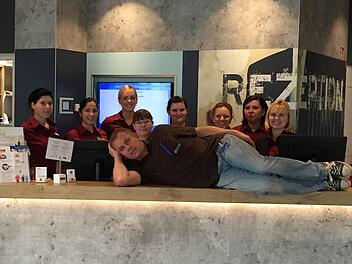 Heike Staller und ihr Team freuen sich zusammen mit den Gästen über das neue ibis budget Bamberg.  Fotos: PR