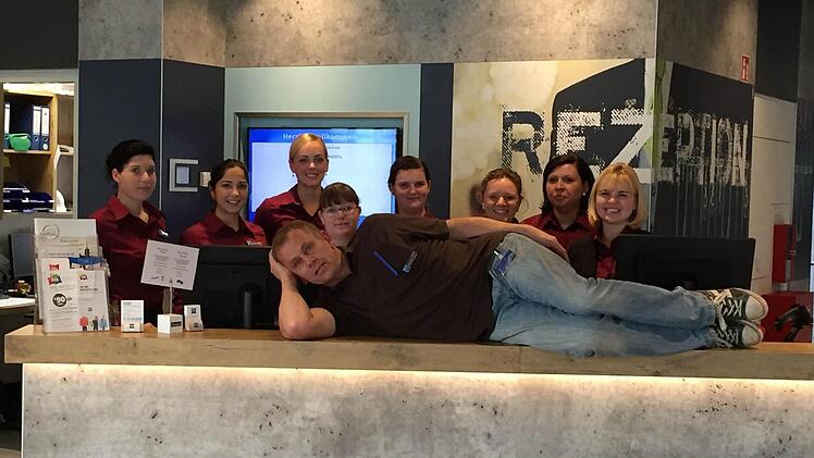 Heike Staller und ihr Team freuen sich zusammen mit den Gästen über das neue ibis budget Bamberg.  Fotos: PR