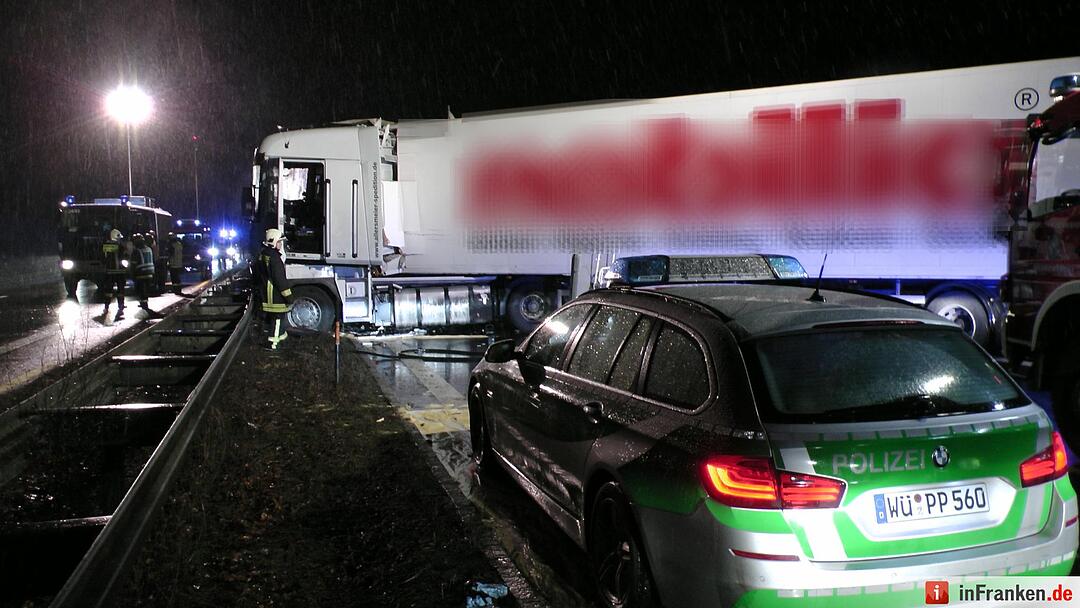 Auto zwischen zwei Lkw zerquetscht, Fahrer nur leicht verletzt