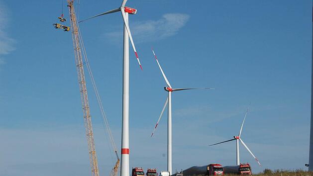 Ein gro&szlig;er Kran ist f&uuml;r die Montage der Rotorbl&auml;tter aufgebaut worden. Fotos: Daniel Wiener