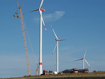Ein großer Kran ist für die Montage der Rotorblätter aufgebaut worden. Fotos: Daniel Wiener