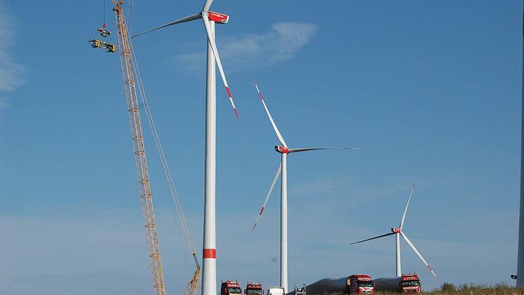 Ein großer Kran ist für die Montage der Rotorblätter aufgebaut worden. Fotos: Daniel Wiener