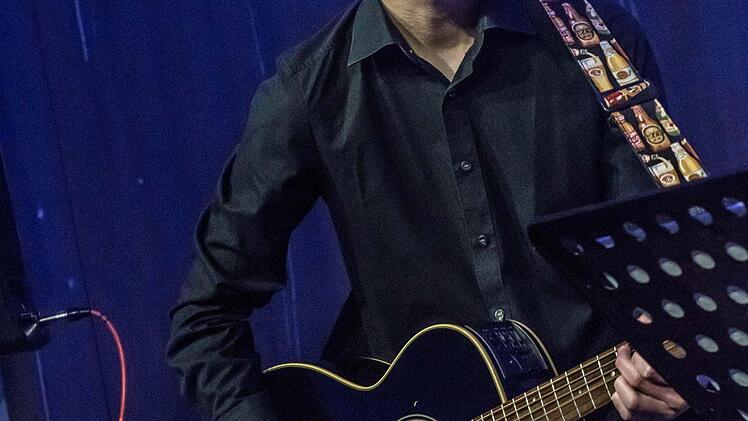 Der junge Gitarrist Leon Büttner beeindruckte bei seinem Gastspiel in Coburg gemeinsam mit Erik Konietzko. Foto: Jochen Berger