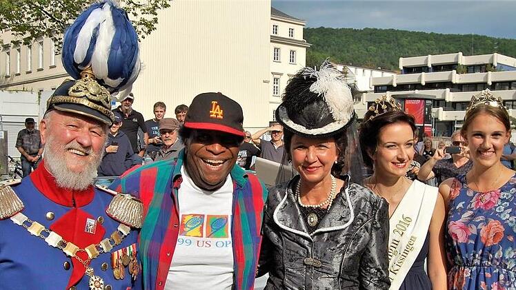 Schlagerstar Roberto Blanco (80) hat Spaß mit (von links) Prinzregent Luitpold (Peter Krug), Kaiserin Auguste Victoria (Karin Matthes), Rosenkönigin Vera Hauck und die fränkische Weinkönigin Silena Werner. Foto: Sigismund von Dobschütz