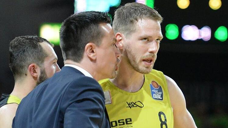 Welche Taktik tüfteln Medi-Trainer Raoul Korner (links) und Nate Linhart für das Spiel gegen Athen aus? Im Kampf um die Play-offs wollen die Bayreuther gegen AEK punkten.  Foto: Peter Mularczyk