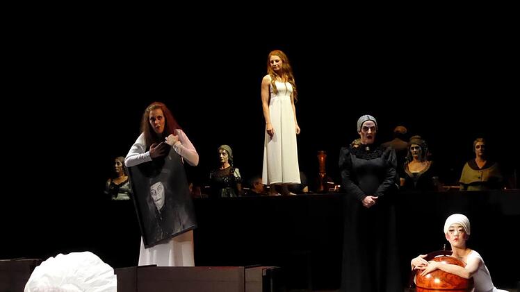 Szene aus dem Fliegenden Holländer im Kurtheater: Ganz hinten das große Orchester der Hofer Symphoniker, die Damen des Opernchores, davor Senta mit ihrer Amme Mary und das Hofer Ballett, in der Mitte Susanna Mucha.  Foto: Gerhild Ahnert/Archiv