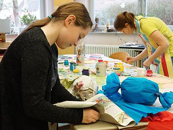 Lisa bastelt aus Zeitungspapier die Dekoration für die Faschingsveranstaltung im Wasserhaus.Foto: Arkadius Guzy