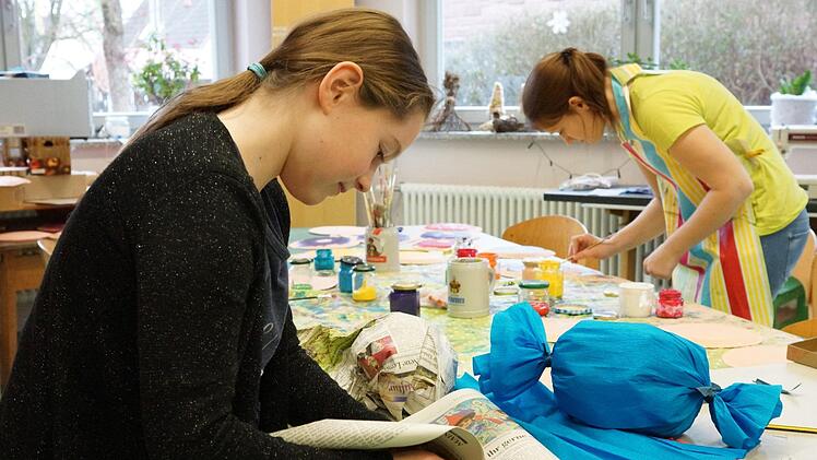 Lisa bastelt aus Zeitungspapier die Dekoration für die Faschingsveranstaltung im Wasserhaus.Foto: Arkadius Guzy