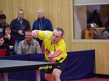 Wolfgang Buckreus vom Verbandsoberligisten TTC Tiefenlauter gewann gegen Erlangen das Doppel mit Trifon Lengerov und sein erstes Tageseinzel, doch die 5:9-Niederlage war damit nicht abzuwenden.  Foto: Hans Franz