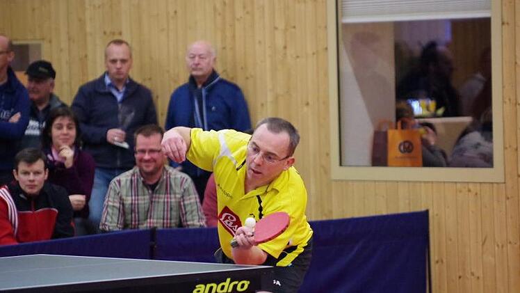 Wolfgang Buckreus vom Verbandsoberligisten TTC Tiefenlauter gewann gegen Erlangen das Doppel mit Trifon Lengerov und sein erstes Tageseinzel, doch die 5:9-Niederlage war damit nicht abzuwenden.  Foto: Hans Franz