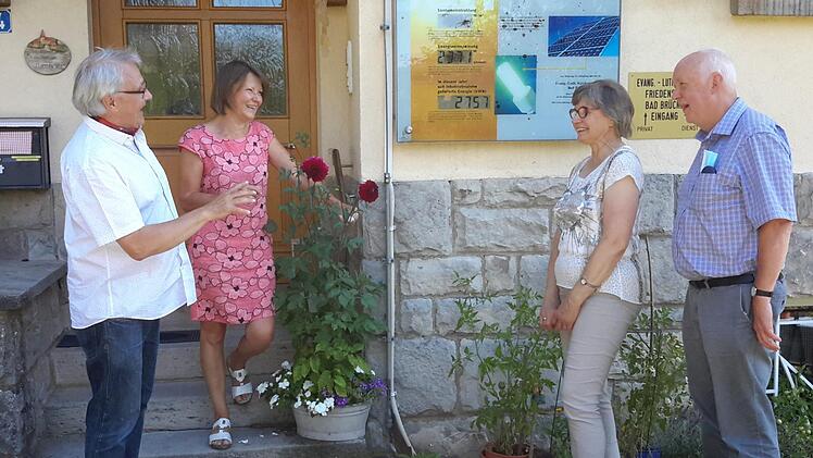 Zum Antrittsbesuch war der Urlauberseelsorger Wilfried Noack (rechts) zusammen mit seiner Frau Iris ins evangelische Pfarramt am Bad Brückenauer Auerhahnweg gekommen, wo die Gäste von Gerd und Martina Kirchner (beide links) begrüßt wurden. Sofort kamen interessante Gespräche in Gang. Foto: Rolf Pralle
