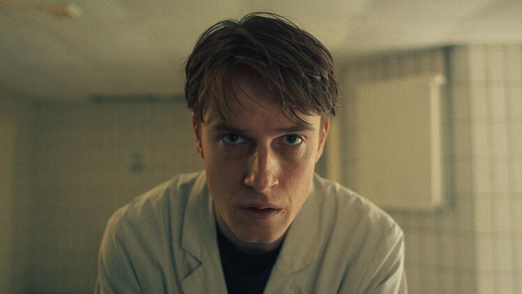 Im Krimi-Drama "Frisch" (2024) mit Louis Hofmann (Bild) in der Hauptrolle spricht Ralf Richter den Erz&auml;hler.