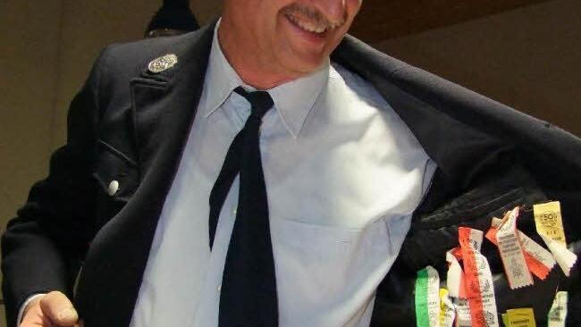 Die bunten Anstecker zahlreicher unvergessener Feste trägt Karl Schneider in seiner Uniformjacke als Andenken mit.