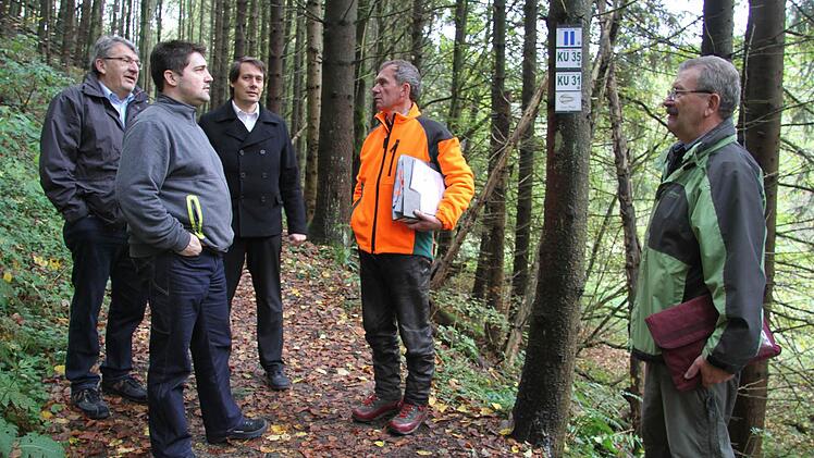 Aktuell ist der Weg von der Waldschänke bis zur Nordeck noch gesperrt, Wanderführer Sepp Madl (rechts) erklärt, dass der Forstmeistersprungweg KU 31 und der Forkel-Weg KU 35 sowie der Geopfad und ein überörtlicher Weg Richtung Nordeck führt