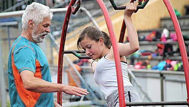 Joachim Wohlfromm erklärt, wie das Rhönradfahren funktioniert.