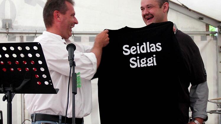 Siggi Kratz (re) bekommt von Bernd Schwarz sein T-Shirt. Foto: Johanna Blum