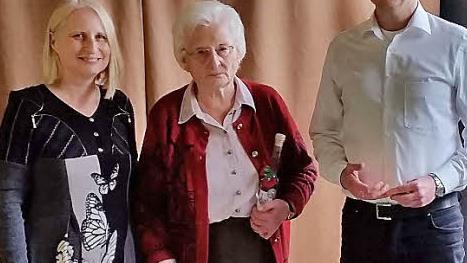 Von links: die stellvertretende Kreisvorsitzende Ingeborg K&ouml;nig-Fischer, Sieglinde Weinkauf (40 J.) und Vorsitzender Peter Gro&szlig;kopf  Foto: p