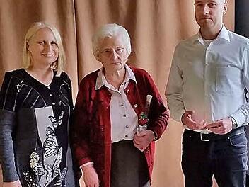 Von links: die stellvertretende Kreisvorsitzende Ingeborg König-Fischer, Sieglinde Weinkauf (40 J.) und Vorsitzender Peter Großkopf  Foto: p