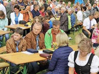 Die Gläubigen saßen auf Bänken.  Fotos: Franz Galster