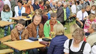 Die Gläubigen saßen auf Bänken.  Fotos: Franz Galster