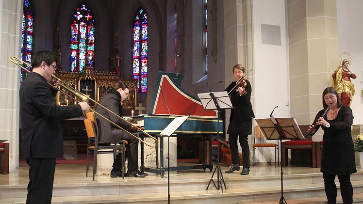Yosuke Kurihara spielte auf der. Barockposaune oder auf der Viola da Gamba, Ralf Waldner nahm seinen Platz am Cembalo ein, Ruth Ellner steuerte Klänge auf einer Barockvioline bei und Dorothea Lieb begeisterte auf ihrem ZinkSonny Adam
