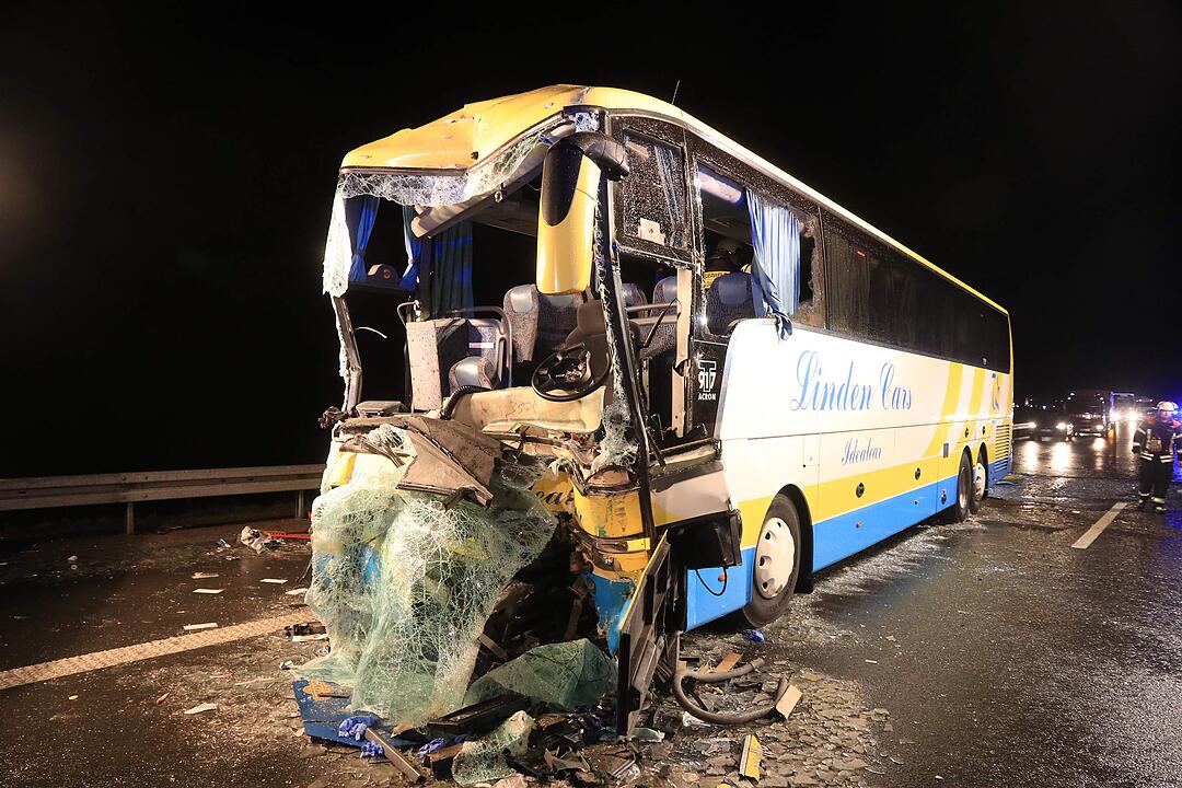 Schweres Busunglück auf A3 in Unterfranken: 18 Verletzte - ein Toter