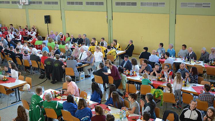 zahlreiche Sportlerinnen und Sportler aus dem Landkreis waren in der Mehrzweckhalle in Rannungen erschienen.