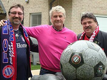 Freunde: Leonhard Will (links) und Landrat Klaus Peter S&ouml;llner (rechts) freuen sich auf den Besuch von Jean-Marie Pfaff (Mitte). privat