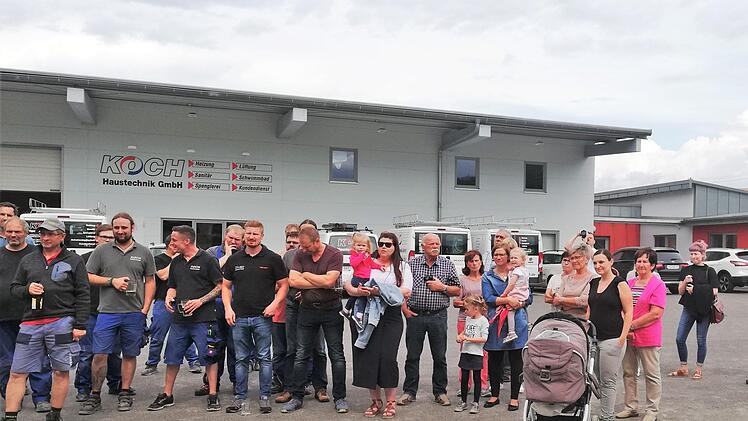 Koch-Mitarbeiter und Handwerker der am Bau beteiligten Betriebe feierten das Richtfest der neuen Spenglerei.  Foto: Sigismund von Dobschütz