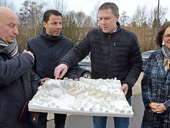 Zeigen an einem Modell, wie das Wohnprojekt auf dem früheren Rewe-Gelände einmal aussehen wird (von links): Joachim Lieb, Christoph Krannich, Marco Steiner und Gisela Raab. Foto: Rainer Lutz
