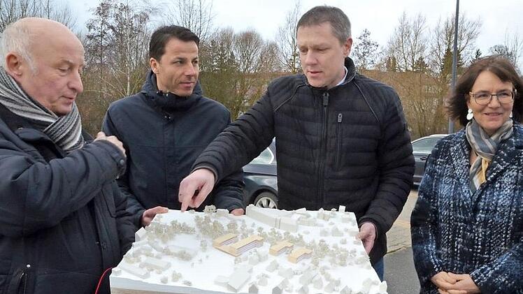 Zeigen an einem Modell, wie das Wohnprojekt auf dem früheren Rewe-Gelände einmal aussehen wird (von links): Joachim Lieb, Christoph Krannich, Marco Steiner und Gisela Raab. Foto: Rainer Lutz
