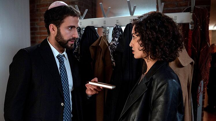 Der Rabbiner Samuel (Garry Fischmann) hat in den Unterlagen seines ermordeten Freundes dessen Notizbuch gefunden, das ihn auf eine interessante Spur bringt. Als Kommissarin Nadirah (Sabrina Amali) bei den Ermittlungen nicht weiterkommt, informiert er sie &uuml;ber seinen Fund.
