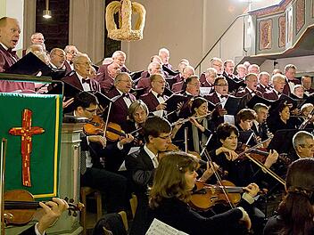 Auch der Chor der Chorleiter und das Instrumental-Collegium Lichtenfels beteiligten sich am Gedenkkonzert in der Heiligkreuz-Kirche.Fotos: Albert Höchstädter