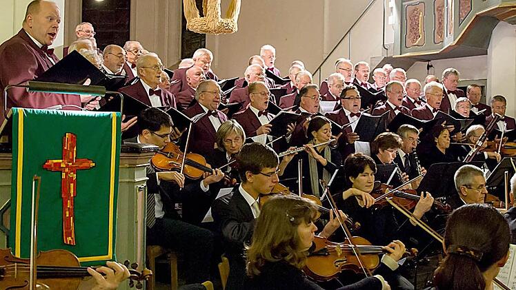Auch der Chor der Chorleiter und das Instrumental-Collegium Lichtenfels beteiligten sich am Gedenkkonzert in der Heiligkreuz-Kirche.Fotos: Albert Höchstädter