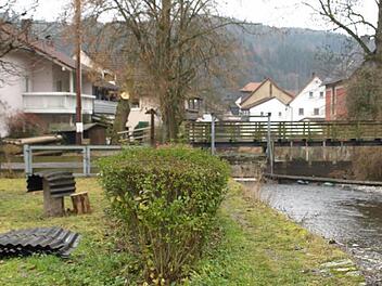 Am Rand der Rodach in Steinwiesen  wird ein Fußweg entstehen - als Verbindung von Beierswehr und Grünanlage. Rechts einer der Treppeneinstiege ("Schapfen") zur Rodach. Foto: Susanne Deuerling