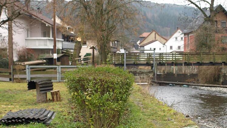 Am Rand der Rodach in Steinwiesen  wird ein Fußweg entstehen - als Verbindung von Beierswehr und Grünanlage. Rechts einer der Treppeneinstiege ("Schapfen") zur Rodach. Foto: Susanne Deuerling