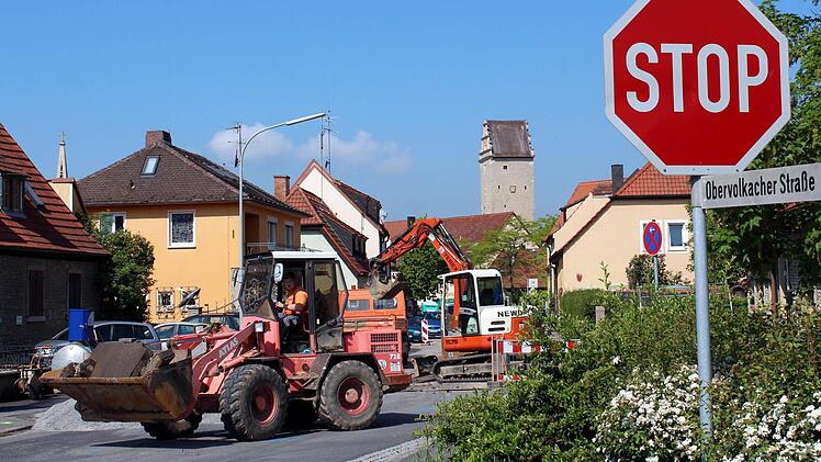 Im Bauabschnitt I wird die Dr. Eugen-Schön-Straße von der Einmündung der Obervolkacher Straße stadteinwärts komplett erneuert. Im Untergrund werden die Kanäle und Wasserleitungen momentan neu verlegt.   Foto: Pfannes