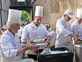 Bernd Wohlfromm, Jochen Hierold, Günther Hellmig, Roland Kessler und Chris Schuppert-Holzheimer verteilen Kartoffelsuppe und Mehlspatzen mit Gurkensalat. Foto: Heike Beudert