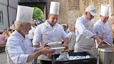 Bernd Wohlfromm, Jochen Hierold, Günther Hellmig, Roland Kessler und Chris Schuppert-Holzheimer verteilen Kartoffelsuppe und Mehlspatzen mit Gurkensalat. Foto: Heike Beudert