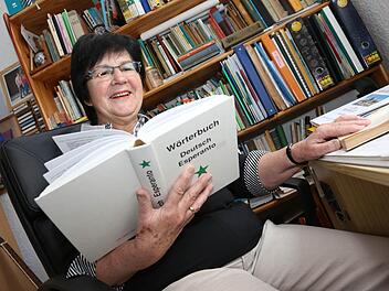 Wie in jeder Sprache, lernt man auch in Esperanto nie aus: Wenn Evi Geist einen Esperanto-Roman liest, hat sie daher immer auch ein Wörterbuch zur Hand.  Foto: Matthias Hoch