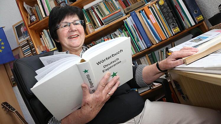 Wie in jeder Sprache, lernt man auch in Esperanto nie aus: Wenn Evi Geist einen Esperanto-Roman liest, hat sie daher immer auch ein Wörterbuch zur Hand.  Foto: Matthias Hoch