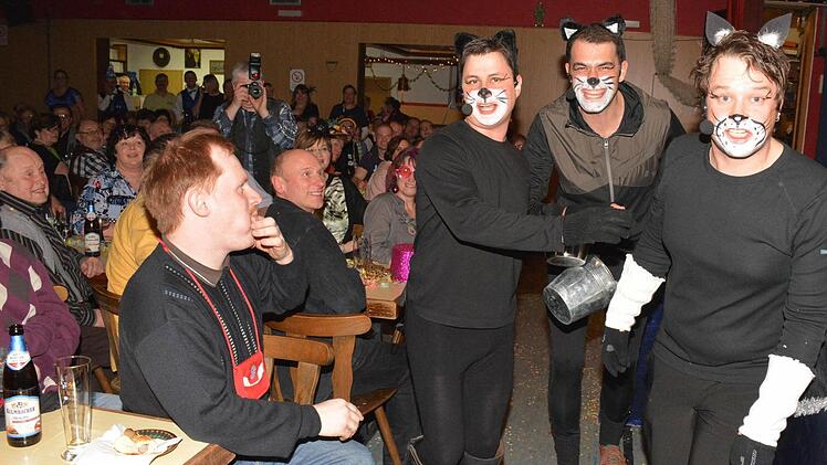 Diese drei Kater (von links Stefan Lüdecke, Benjamin Albrecht und Konstantin Vey) verfolgten in Ermershausen die Kätzchen.  Foto: Schmidt