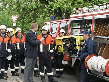 Bürgermeister Matthias Bäuerlein (Mitte) ließ sich vor der Übung das neue Löschfahrzeug in Prölsdorf erläutern. Das taten Kommandant Frank Schilling, der Vorsitzende des Feuerwehrvereins, Hans-Peter Ott, Kreisbrandmeister Robert Dürr und die Maschinisten.  Fotos: Sabine Weinbeer