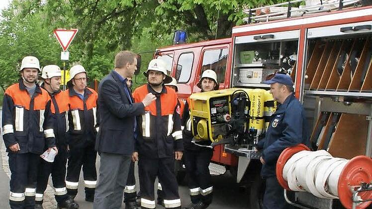 Bürgermeister Matthias Bäuerlein (Mitte) ließ sich vor der Übung das neue Löschfahrzeug in Prölsdorf erläutern. Das taten Kommandant Frank Schilling, der Vorsitzende des Feuerwehrvereins, Hans-Peter Ott, Kreisbrandmeister Robert Dürr und die Maschinisten.  Fotos: Sabine Weinbeer
