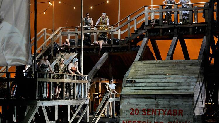 Allison Oakes, Julia Rutigliano, Okka von der Damerau, Christiane Kohl, Nadine Weissmann, Dara Hobbs, Claudia Mahnke, Alexandra Petersamer (v. l.) als Walküren in der Bayreuther Castorf-Inszenierung Foto: Bayreuther Festspiele/Enrico Nawrath