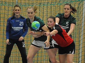 Kein Durchkommen: Auf verlorenem Posten steht die Haunstettenerin Franziska Niebert gegen (von links) SG-Torfrau Pia Kunzmann, Julia Albert und Lisa Wenzke. Foto: Hopf
